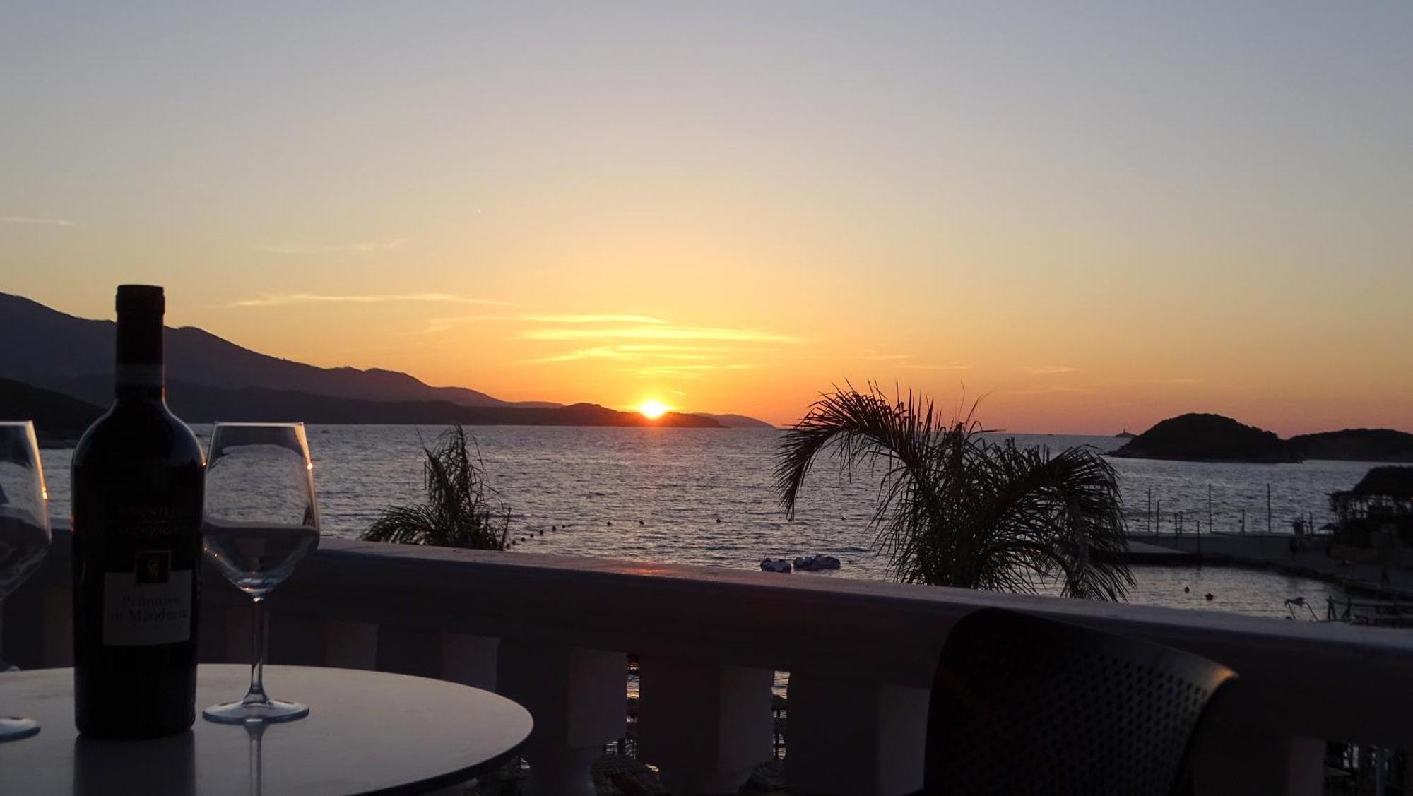 Melina'S Seaside Retreat Aparthotel Ksamil Bagian luar foto